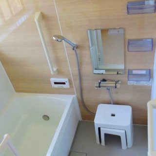 浴室のカウンターがイスにもなるユニットバスにリフォーム
