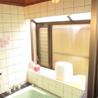 窓をサイズダウンして保温性を高めた浴室リフォーム