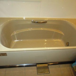 美しい光沢のアクリル人工大理石浴槽「タカラ・レラージュ」の浴室リフォーム