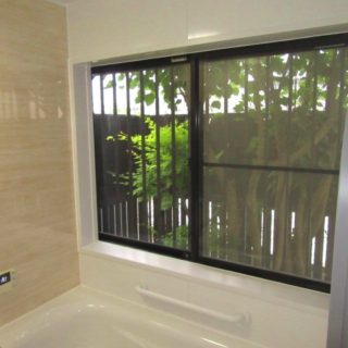 木目とホワイトのコントラストが美しいキッチンと暖かい浴室空間