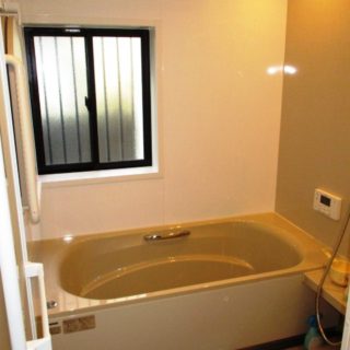 美しい光沢のアクリル人工大理石浴槽「タカラ・レラージュ」の浴室リフォーム